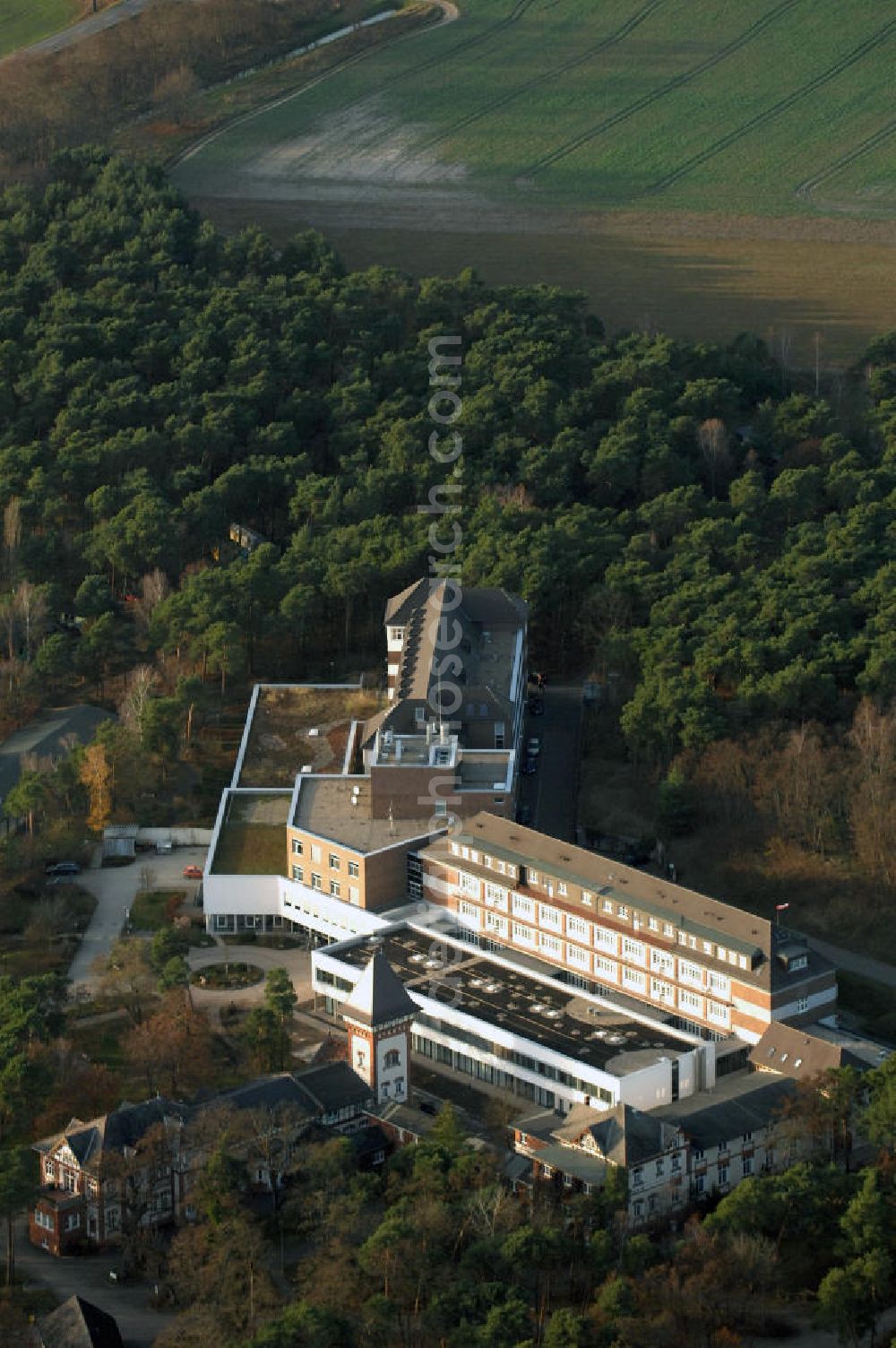 Lostau from the bird's eye view: Blick auf die Lungenklinik in Lostau, das Zentrum für Pneumologie und Thoraxchirogie. Die Lungenklinik ist ein akademisches Lehrkrankenhaus der Otto-von-Guericke-Universität Magdeburg. Kontakt: Lungenklinik Lostau gGmbH, Lindenstr. 2, 39291 Lostau, Tel. +49(0)39222 8-0, Fax +49(0)39222 2698, email: post@Lungenklinik-Lostau.de