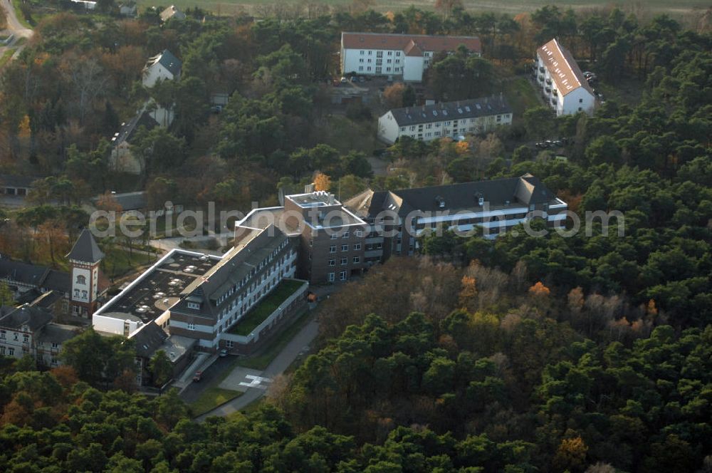 Aerial image Lostau - Blick auf die Lungenklinik in Lostau, das Zentrum für Pneumologie und Thoraxchirogie. Die Lungenklinik ist ein akademisches Lehrkrankenhaus der Otto-von-Guericke-Universität Magdeburg. Kontakt: Lungenklinik Lostau gGmbH, Lindenstr. 2, 39291 Lostau, Tel. +49(0)39222 8-0, Fax +49(0)39222 2698, email: post@Lungenklinik-Lostau.de