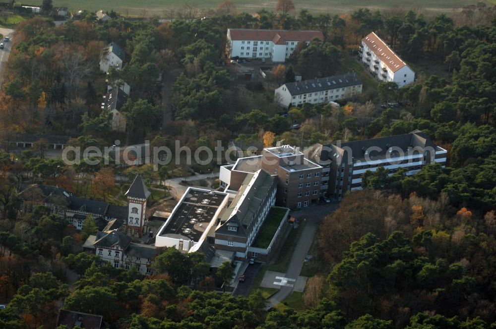 Lostau from above - Blick auf die Lungenklinik in Lostau, das Zentrum für Pneumologie und Thoraxchirogie. Die Lungenklinik ist ein akademisches Lehrkrankenhaus der Otto-von-Guericke-Universität Magdeburg. Kontakt: Lungenklinik Lostau gGmbH, Lindenstr. 2, 39291 Lostau, Tel. +49(0)39222 8-0, Fax +49(0)39222 2698, email: post@Lungenklinik-Lostau.de