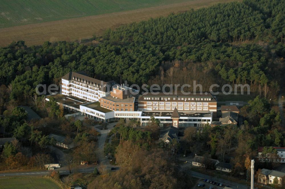 Lostau from the bird's eye view: Blick auf die Lungenklinik in Lostau, das Zentrum für Pneumologie und Thoraxchirogie. Die Lungenklinik ist ein akademisches Lehrkrankenhaus der Otto-von-Guericke-Universität Magdeburg. Kontakt: Lungenklinik Lostau gGmbH, Lindenstr. 2, 39291 Lostau, Tel. +49(0)39222 8-0, Fax +49(0)39222 2698, email: post@Lungenklinik-Lostau.de