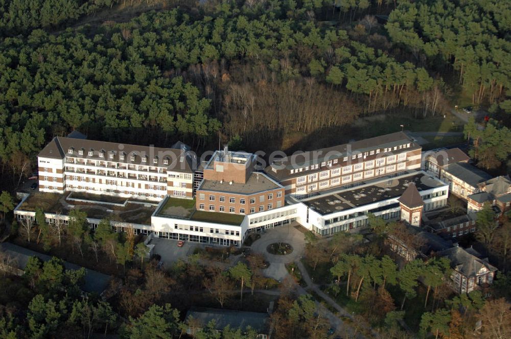 Aerial image Lostau - Blick auf die Lungenklinik in Lostau, das Zentrum für Pneumologie und Thoraxchirogie. Die Lungenklinik ist ein akademisches Lehrkrankenhaus der Otto-von-Guericke-Universität Magdeburg. Kontakt: Lungenklinik Lostau gGmbH, Lindenstr. 2, 39291 Lostau, Tel. +49(0)39222 8-0, Fax +49(0)39222 2698, email: post@Lungenklinik-Lostau.de