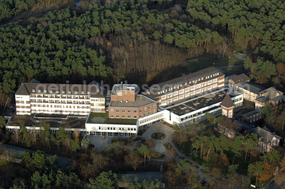 Aerial photograph Lostau - Blick auf die Lungenklinik in Lostau, das Zentrum für Pneumologie und Thoraxchirogie. Die Lungenklinik ist ein akademisches Lehrkrankenhaus der Otto-von-Guericke-Universität Magdeburg. Kontakt: Lungenklinik Lostau gGmbH, Lindenstr. 2, 39291 Lostau, Tel. +49(0)39222 8-0, Fax +49(0)39222 2698, email: post@Lungenklinik-Lostau.de