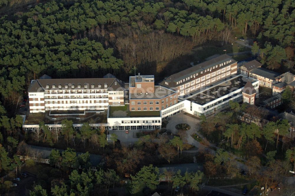 Lostau from above - Blick auf die Lungenklinik in Lostau, das Zentrum für Pneumologie und Thoraxchirogie. Die Lungenklinik ist ein akademisches Lehrkrankenhaus der Otto-von-Guericke-Universität Magdeburg. Kontakt: Lungenklinik Lostau gGmbH, Lindenstr. 2, 39291 Lostau, Tel. +49(0)39222 8-0, Fax +49(0)39222 2698, email: post@Lungenklinik-Lostau.de