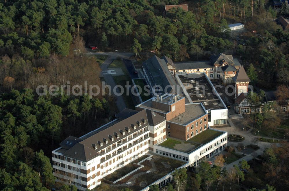 Aerial image Lostau - Blick auf die Lungenklinik in Lostau, das Zentrum für Pneumologie und Thoraxchirogie. Die Lungenklinik ist ein akademisches Lehrkrankenhaus der Otto-von-Guericke-Universität Magdeburg. Kontakt: Lungenklinik Lostau gGmbH, Lindenstr. 2, 39291 Lostau, Tel. +49(0)39222 8-0, Fax +49(0)39222 2698, email: post@Lungenklinik-Lostau.de