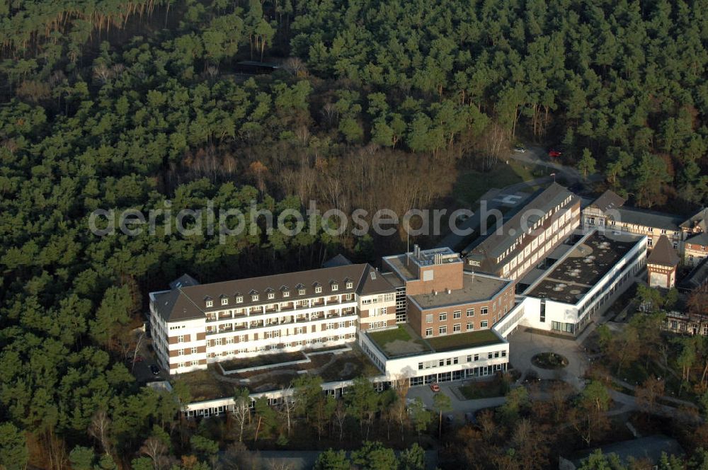 Aerial photograph Lostau - Blick auf die Lungenklinik in Lostau, das Zentrum für Pneumologie und Thoraxchirogie. Die Lungenklinik ist ein akademisches Lehrkrankenhaus der Otto-von-Guericke-Universität Magdeburg. Kontakt: Lungenklinik Lostau gGmbH, Lindenstr. 2, 39291 Lostau, Tel. +49(0)39222 8-0, Fax +49(0)39222 2698, email: post@Lungenklinik-Lostau.de