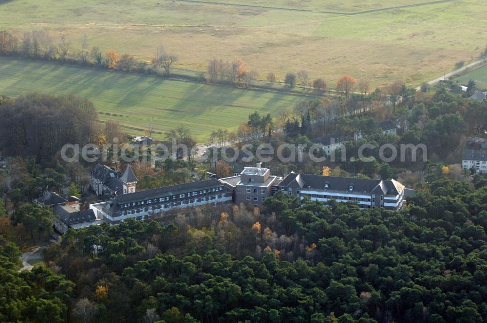 Lostau from above - Blick auf die Lungenklinik in Lostau, das Zentrum für Pneumologie und Thoraxchirogie. Die Lungenklinik ist ein akademisches Lehrkrankenhaus der Otto-von-Guericke-Universität Magdeburg. Kontakt: Lungenklinik Lostau gGmbH, Lindenstr. 2, 39291 Lostau, Tel. +49(0)39222 8-0, Fax +49(0)39222 2698, email: post@Lungenklinik-Lostau.de