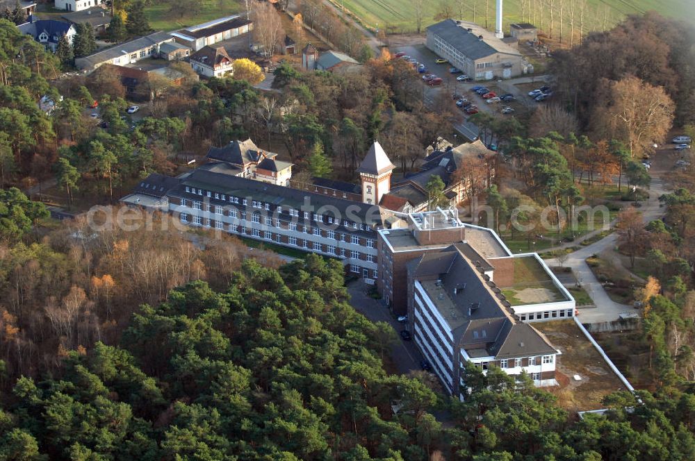 Lostau from the bird's eye view: Blick auf die Lungenklinik in Lostau, das Zentrum für Pneumologie und Thoraxchirogie. Die Lungenklinik ist ein akademisches Lehrkrankenhaus der Otto-von-Guericke-Universität Magdeburg. Kontakt: Lungenklinik Lostau gGmbH, Lindenstr. 2, 39291 Lostau, Tel. +49(0)39222 8-0, Fax +49(0)39222 2698, email: post@Lungenklinik-Lostau.de