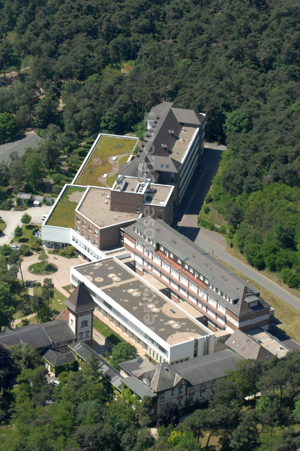 Aerial photograph Lostau - Blick auf die Lungenklinik in Lostau, das Zentrum für Pneumologie und Thoraxchirogie. Die Lungenklinik ist ein akademisches Lehrkrankenhaus der Otto-von-Guericke-Universität Magdeburg. View of the lung clinic in Lostau, the Centre for Pneumology and Thoracic chirogie. The lung clinic is an academic teaching hospital of the Otto-von-Guericke University of Magdeburg.