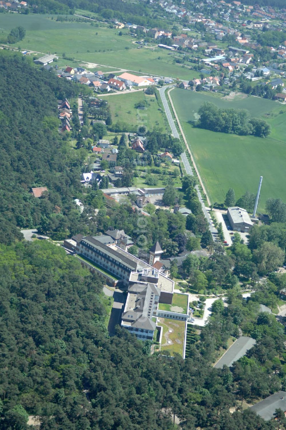 Lostau from above - Blick auf die Lungenklinik in Lostau, das Zentrum für Pneumologie und Thoraxchirogie. Die Lungenklinik ist ein akademisches Lehrkrankenhaus der Otto-von-Guericke-Universität Magdeburg. View of the lung clinic in Lostau, the Centre for Pneumology and Thoracic chirogie. The lung clinic is an academic teaching hospital of the Otto-von-Guericke University of Magdeburg.