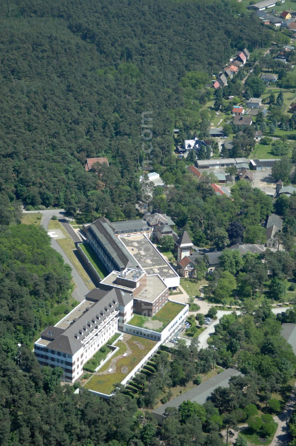 Lostau from the bird's eye view: Blick auf die Lungenklinik in Lostau, das Zentrum für Pneumologie und Thoraxchirogie. Die Lungenklinik ist ein akademisches Lehrkrankenhaus der Otto-von-Guericke-Universität Magdeburg. View of the lung clinic in Lostau, the Centre for Pneumology and Thoracic chirogie. The lung clinic is an academic teaching hospital of the Otto-von-Guericke University of Magdeburg.