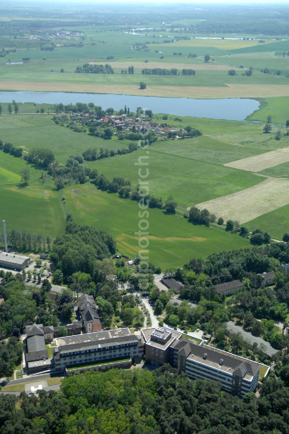 Aerial photograph Lostau - Blick auf die Lungenklinik in Lostau, das Zentrum für Pneumologie und Thoraxchirogie. Die Lungenklinik ist ein akademisches Lehrkrankenhaus der Otto-von-Guericke-Universität Magdeburg. View of the lung clinic in Lostau, the Centre for Pneumology and Thoracic chirogie. The lung clinic is an academic teaching hospital of the Otto-von-Guericke University of Magdeburg.