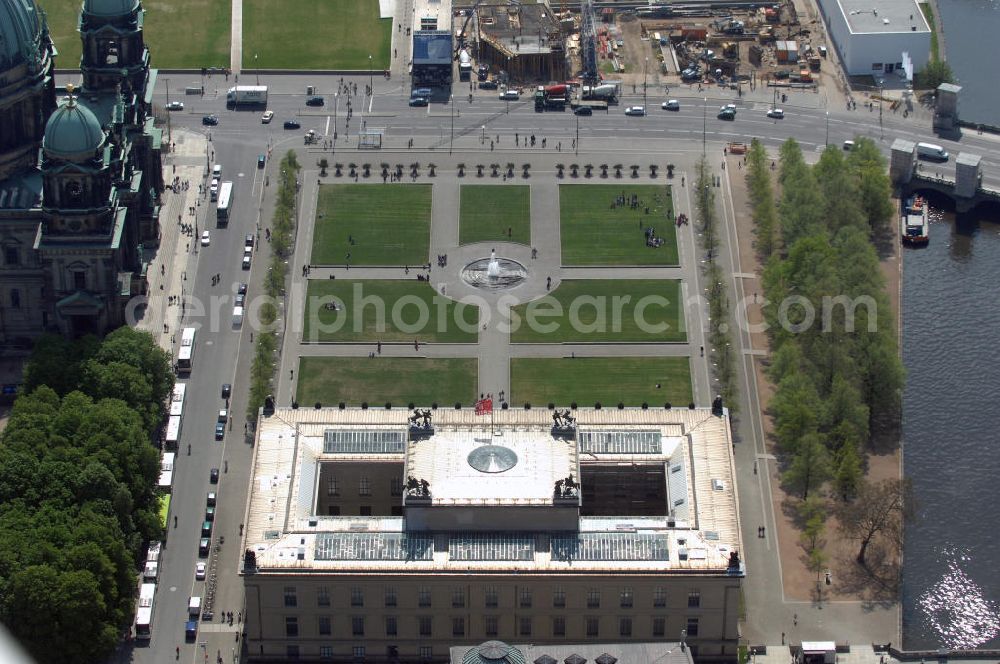 Berlin from the bird's eye view: Blick auf den Berliner Lustgarten in Mitte. Die geschichtsträchtige Parkanlage gehörte ursprünglich zum nach dem 2. Weltkrieg abgerissenen Berliner Stadtschloß. View of the Berlin Lustgarten in the middle. The historical park originally belonged to after the second World War torn Berlin City Palace.