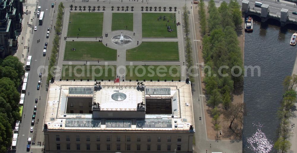 Aerial image Berlin - Blick auf den Berliner Lustgarten in Mitte. Die geschichtsträchtige Parkanlage gehörte ursprünglich zum nach dem 2. Weltkrieg abgerissenen Berliner Stadtschloß. View of the Berlin Lustgarten in the middle. The historical park originally belonged to after the second World War torn Berlin City Palace.