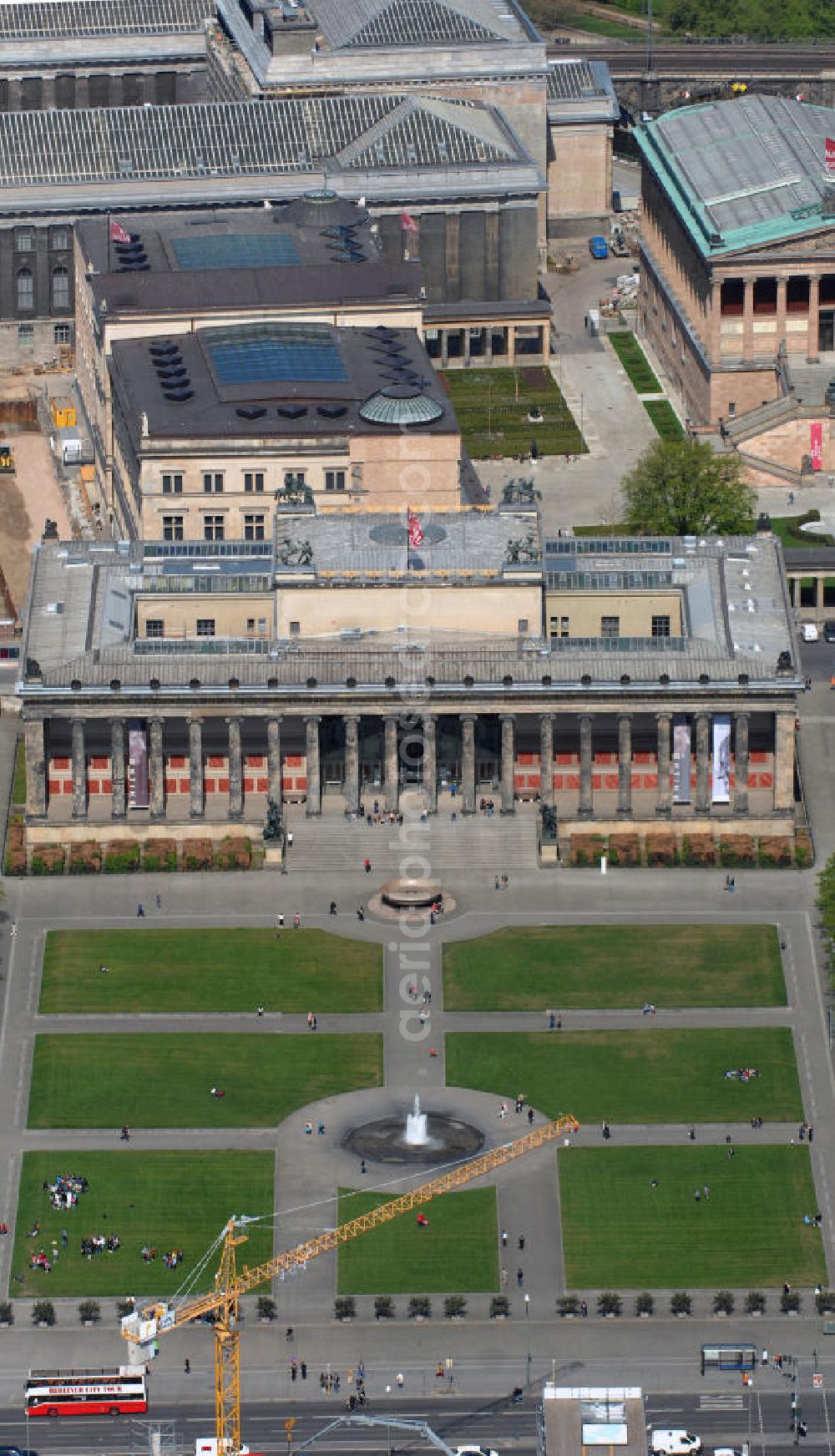 Berlin from above - Blick auf den Berliner Lustgarten in Mitte. Die geschichtsträchtige Parkanlage gehörte ursprünglich zum nach dem 2. Weltkrieg abgerissenen Berliner Stadtschloß. View of the Berlin Lustgarten in the middle. The historical park originally belonged to after the second World War torn Berlin City Palace.