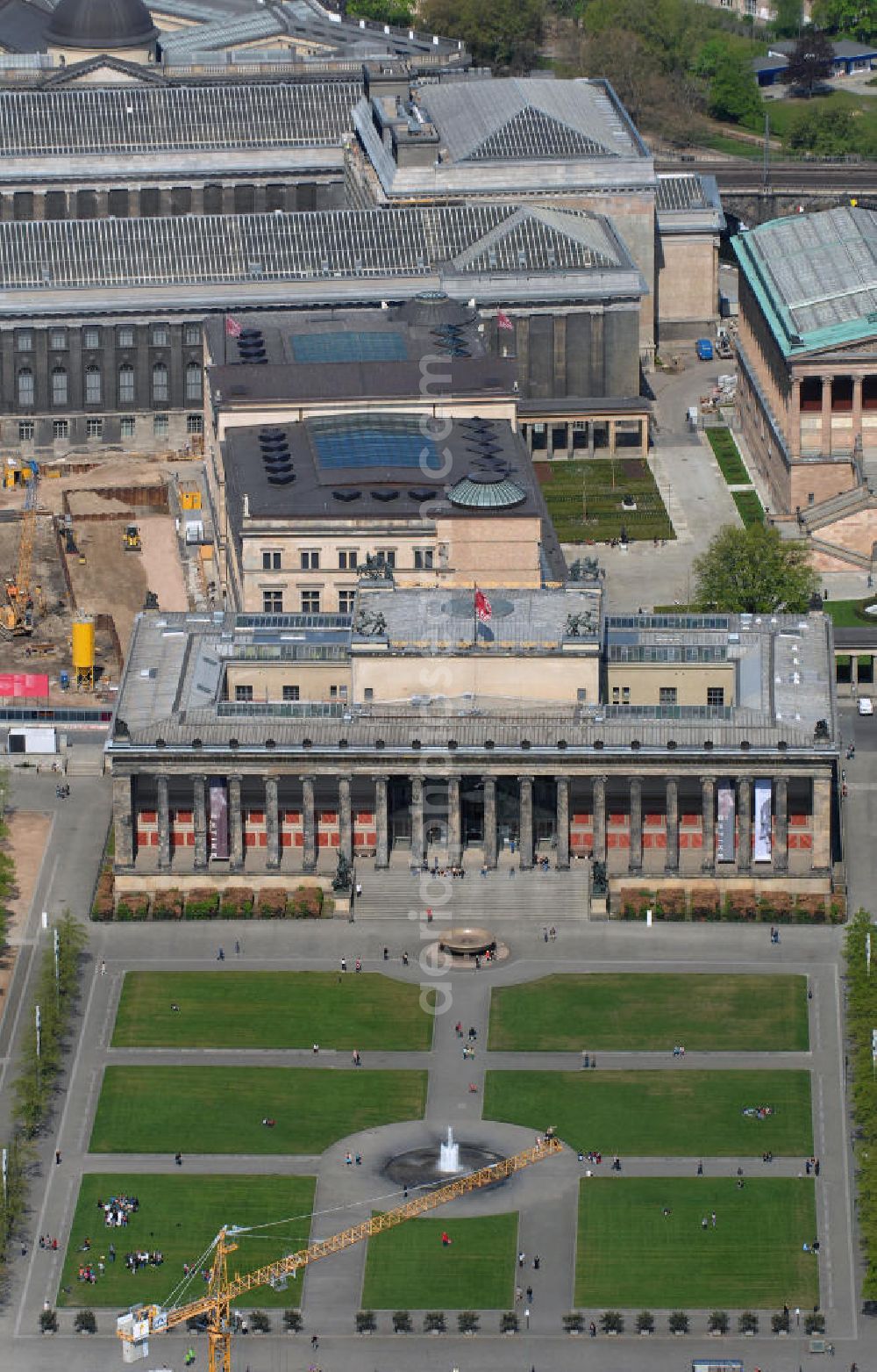 Berlin from the bird's eye view: Blick auf den Berliner Lustgarten in Mitte. Die geschichtsträchtige Parkanlage gehörte ursprünglich zum nach dem 2. Weltkrieg abgerissenen Berliner Stadtschloß. View of the Berlin Lustgarten in the middle. The historical park originally belonged to after the second World War torn Berlin City Palace.