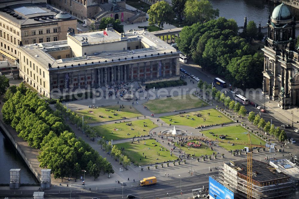 Aerial photograph Berlin - Der Lustgarten und das Alte Museum neben dem Berliner Dom auf der Museumsinsel in Berlin-Mitte. The Pleasure Garden and the Old Museum near the Berlin Cathedral in the central Berlin.