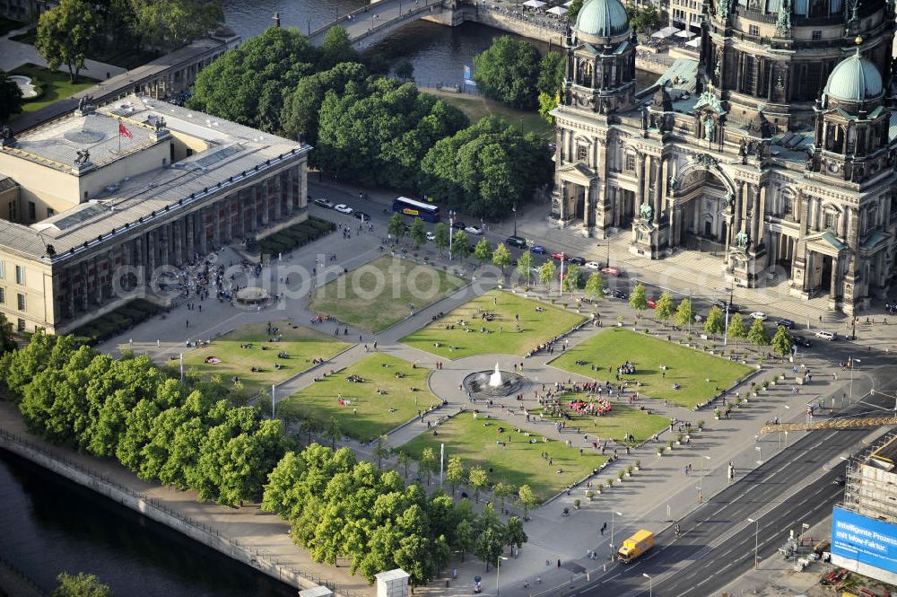 Berlin from above - Der Lustgarten und das Alte Museum neben dem Berliner Dom auf der Museumsinsel in Berlin-Mitte. The Pleasure Garden and the Old Museum near the Berlin Cathedral in the central Berlin.