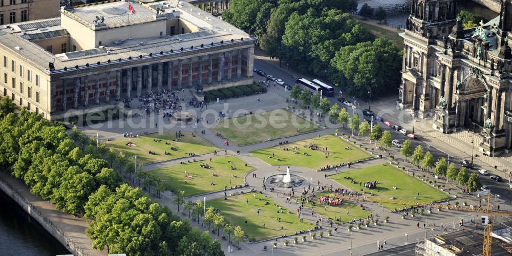 Berlin from the bird's eye view: Der Lustgarten und das Alte Museum neben dem Berliner Dom auf der Museumsinsel in Berlin-Mitte. The Pleasure Garden and the Old Museum near the Berlin Cathedral in the central Berlin.