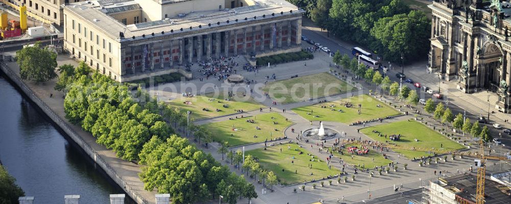 Aerial image Berlin - Der Lustgarten und das Alte Museum neben dem Berliner Dom auf der Museumsinsel in Berlin-Mitte. The Pleasure Garden and the Old Museum near the Berlin Cathedral in the central Berlin.