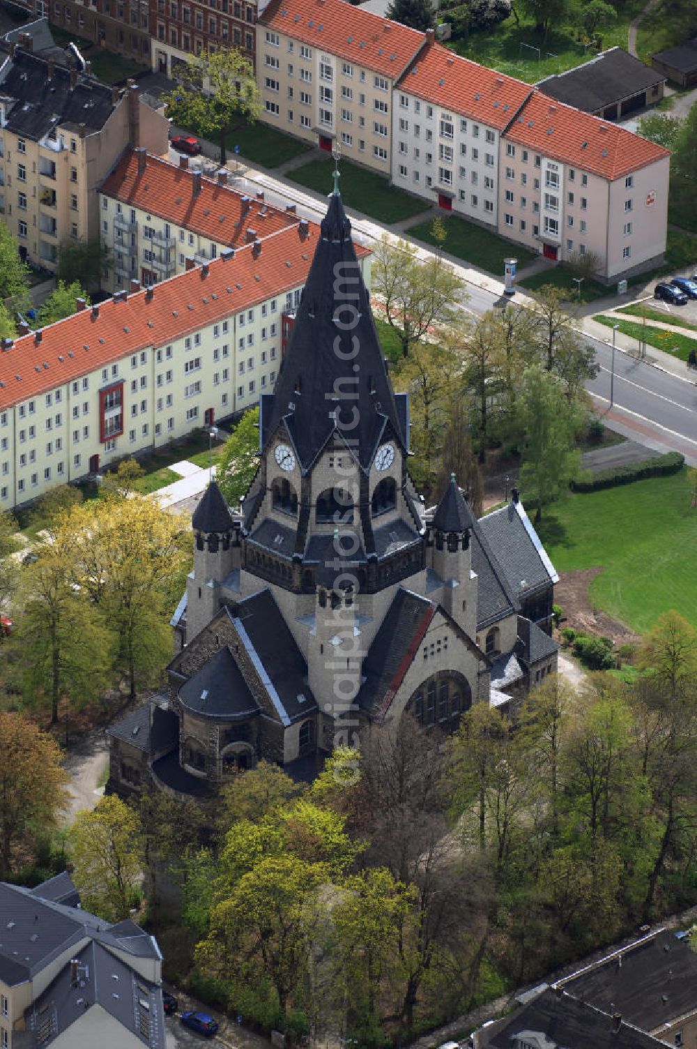 Chemnitz from the bird's eye view: Blick auf die Lutherkirche Chemnitz in Sachsen. Die Kirche feiert im April 2008 ihr 100 - jähriges Bestehen. Sie wurde in Stahlbetonbauweise errichtet. In Chemnitz ist sie eines der ersten Gebäude in dieser Bauweise. Die Kreuzturmkirche ist im neoromanischen Stil gebaut und weist eine Höhe von 64 Metern auf. Kontakt: Lutherkirche Chemnitz - Bernsdorf, Zschopauer Straße 151, 09126 Chemnitz, Tel. +49(0)371 5203959 0, Fax +49(0)371 5203959 1, Email: lutherkirche.bernsdorf@kirche-chemnitz.de; Kontakt Touristinfo: Tourist - Information, Markt 1, 09111 Chemnitz, Tel. +49(0)371 69068 0, Fax +49(0)371 69068 30, Email: touristinformation@chemnitz-tourismus.de