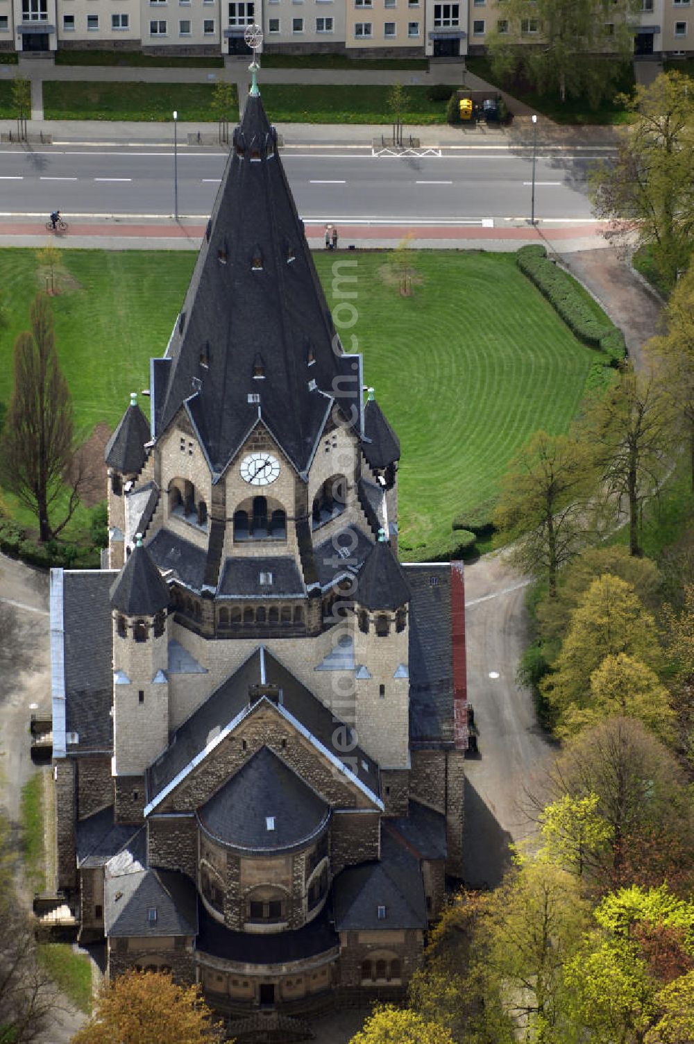 Aerial image Chemnitz - Blick auf die Lutherkirche Chemnitz in Sachsen. Die Kirche feiert im April 2008 ihr 100 - jähriges Bestehen. Sie wurde in Stahlbetonbauweise errichtet. In Chemnitz ist sie eines der ersten Gebäude in dieser Bauweise. Die Kreuzturmkirche ist im neoromanischen Stil gebaut und weist eine Höhe von 64 Metern auf. Kontakt: Lutherkirche Chemnitz - Bernsdorf, Zschopauer Straße 151, 09126 Chemnitz, Tel. +49(0)371 5203959 0, Fax +49(0)371 5203959 1, Email: lutherkirche.bernsdorf@kirche-chemnitz.de; Kontakt Touristinfo: Tourist - Information, Markt 1, 09111 Chemnitz, Tel. +49(0)371 69068 0, Fax +49(0)371 69068 30, Email: touristinformation@chemnitz-tourismus.de