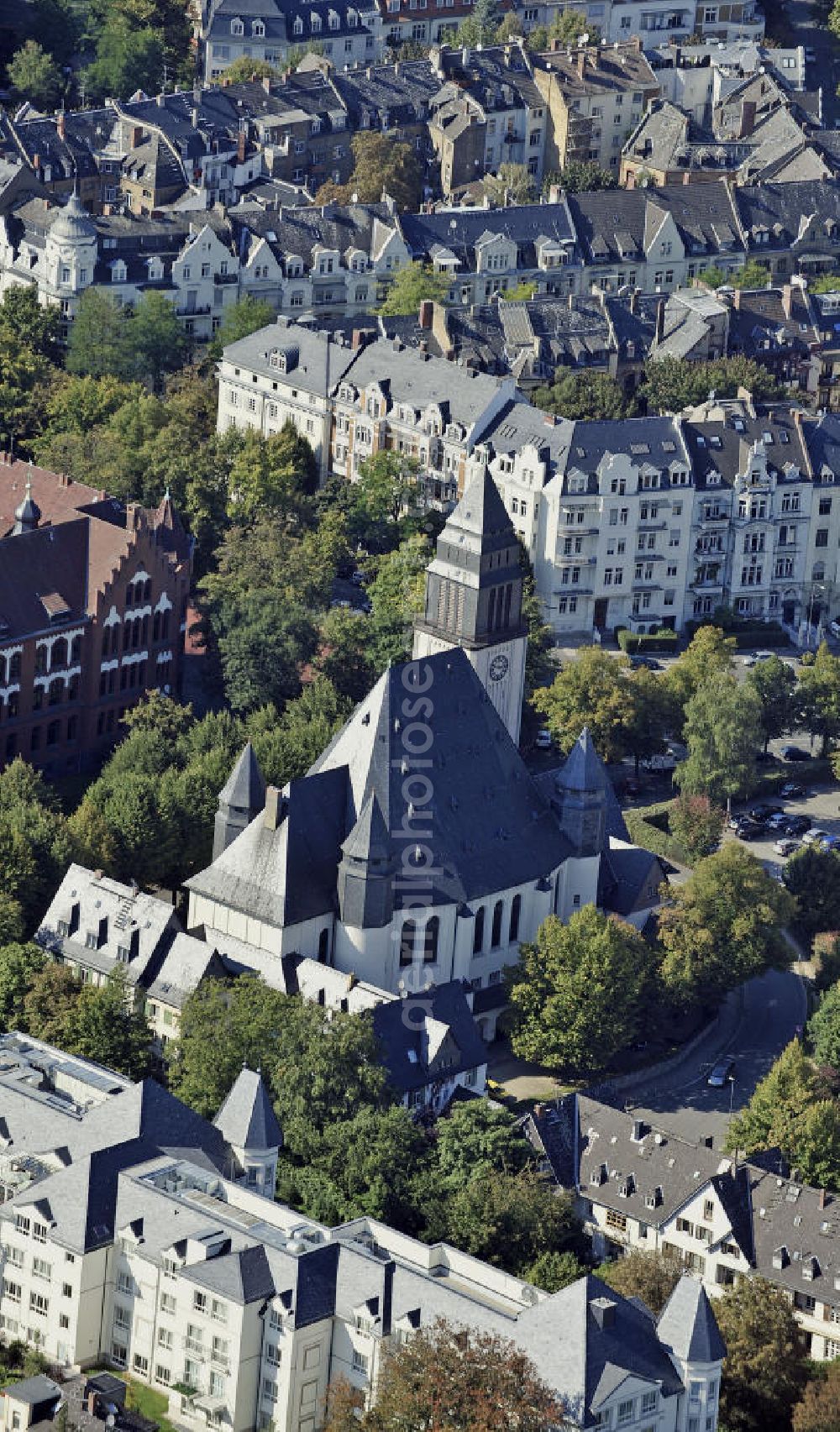 Wiesbaden from the bird's eye view: Blick auf die Lutherkirche. Die Kirche wurde zwischen 1908 und 1910 im Jugendstil erbaut. View of the Lutheran Church. The church was built between 1908-1910 in the Art Nouveau style.