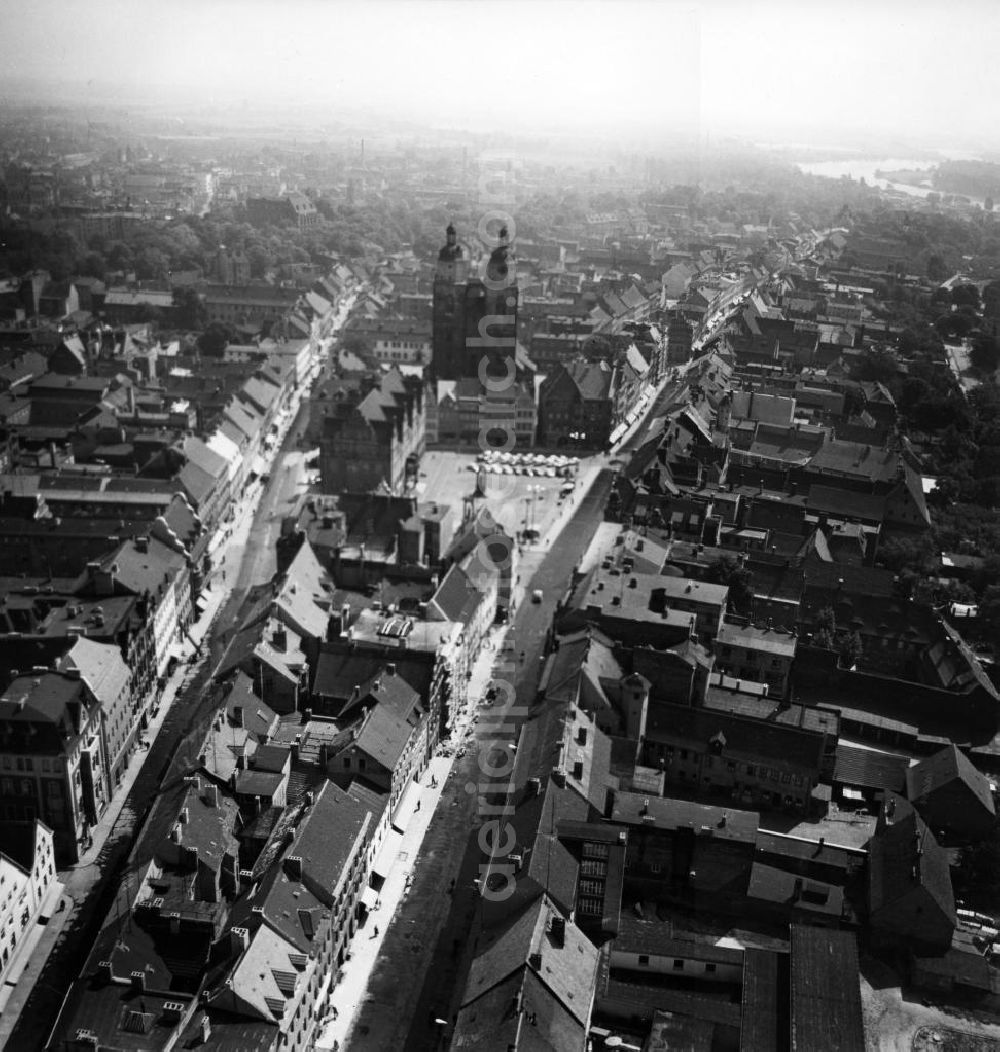 Aerial image Wittenberg - Die Lutherstadt Wittenberg ist Kreisstadt des Landkreises Wittenberg im östlichen Teil des deutschen Bundeslandes Sachsen-Anhalt. Herausragende Bedeutung erlangte Wittenberg als eines der wichtigsten deutschen Zentren politischer, kulturgeschichtlicher und künstlerischer Bestrebungen im 16. Jahrhundert. Die weltberühmten Reformationsstätten in der Altstadt und in verschiedenen Epochen entstandene Gebäude zählen zu den bedeutendsten Stätten der deutschen Geschichte. Die Wirkungsstätten Martin Luthers, Philipp Melanchthons und Lucas Cranachs werden bereits seit Jahrhunderten von internationalen Gästen aufgesucht. Das Lutherhaus, das Melanchthonhaus, die Stadt- und die Schlosskirche sind als Luthergedenkstätten seit 1996 Teil des Weltkulturerbes der UNESCO. Wittenberg war Hauptstadt des sächsischen Kurkreises und einst herzogliche und kurfürstliche Residenz von Sachsen-Wittenberg.