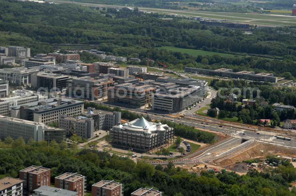 Aerial photograph LUXEMBURG - Gebäude der Deutsche Bank Luxembourg S.A. 2, im Bankenviertel am Boulevard Konrad Adenauer im seit 1990 neu errichteten Stadtteil Kirchberg in L-1115 Luxembourg.