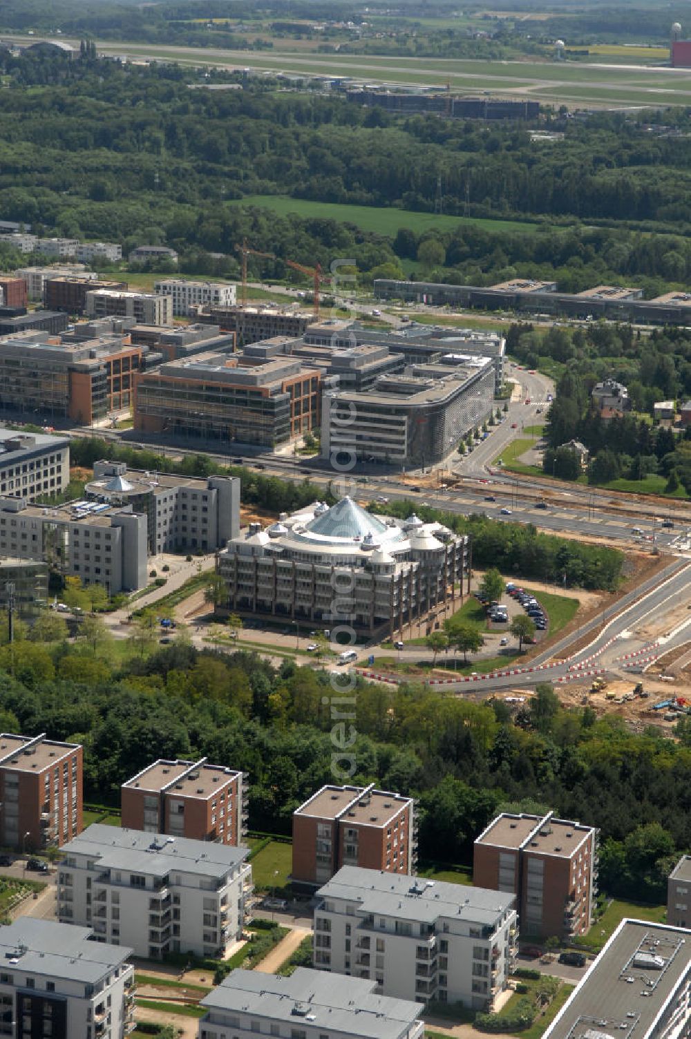 LUXEMBURG from the bird's eye view: Gebäude der Deutsche Bank Luxembourg S.A. 2, im Bankenviertel am Boulevard Konrad Adenauer im seit 1990 neu errichteten Stadtteil Kirchberg in L-1115 Luxembourg.