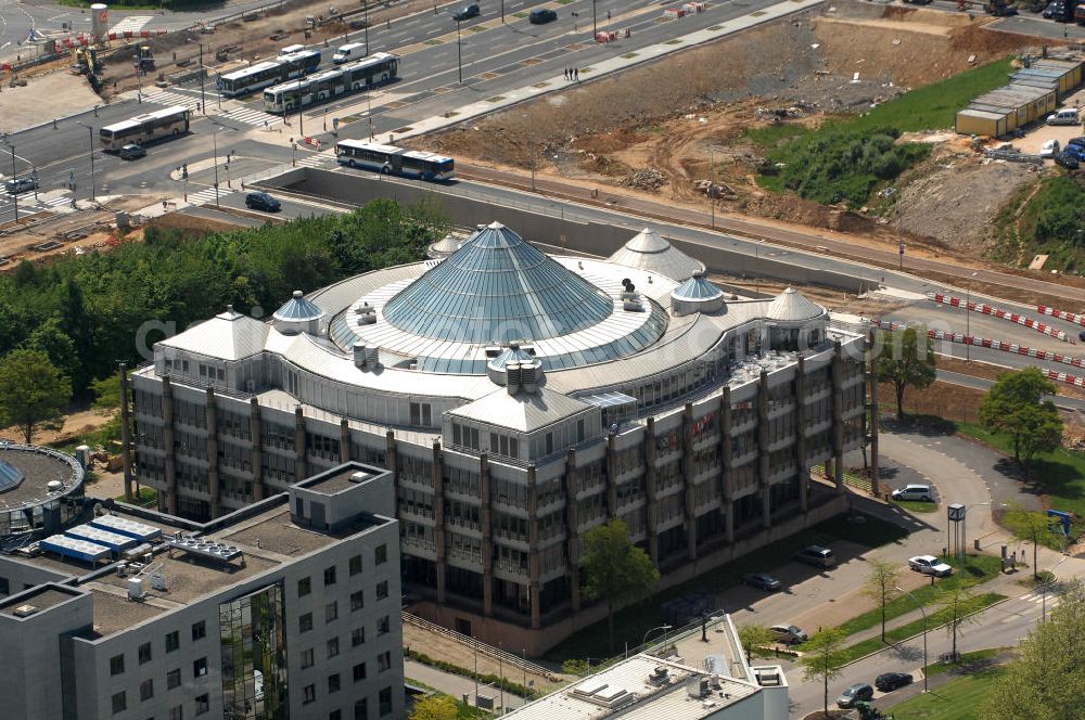 Aerial photograph LUXEMBURG - Gebäude der Deutsche Bank Luxembourg S.A. 2, im Bankenviertel am Boulevard Konrad Adenauer im seit 1990 neu errichteten Stadtteil Kirchberg in L-1115 Luxembourg.