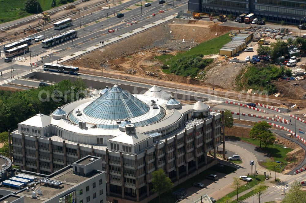 LUXEMBURG from above - Gebäude der Deutsche Bank Luxembourg S.A. 2, im Bankenviertel am Boulevard Konrad Adenauer im seit 1990 neu errichteten Stadtteil Kirchberg in L-1115 Luxembourg.