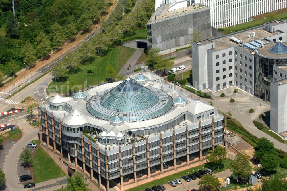 Aerial photograph LUXEMBURG - Gebäude der Deutsche Bank Luxembourg S.A. 2, im Bankenviertel am Boulevard Konrad Adenauer im seit 1990 neu errichteten Stadtteil Kirchberg in L-1115 Luxembourg.