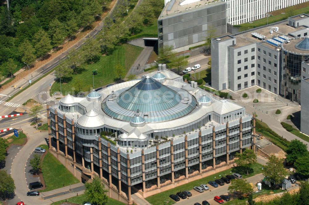 LUXEMBURG from above - Gebäude der Deutsche Bank Luxembourg S.A. 2, im Bankenviertel am Boulevard Konrad Adenauer im seit 1990 neu errichteten Stadtteil Kirchberg in L-1115 Luxembourg.