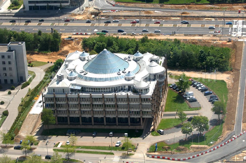 Aerial photograph LUXEMBURG - Gebäude der Deutsche Bank Luxembourg S.A. 2, im Bankenviertel am Boulevard Konrad Adenauer im seit 1990 neu errichteten Stadtteil Kirchberg in L-1115 Luxembourg.