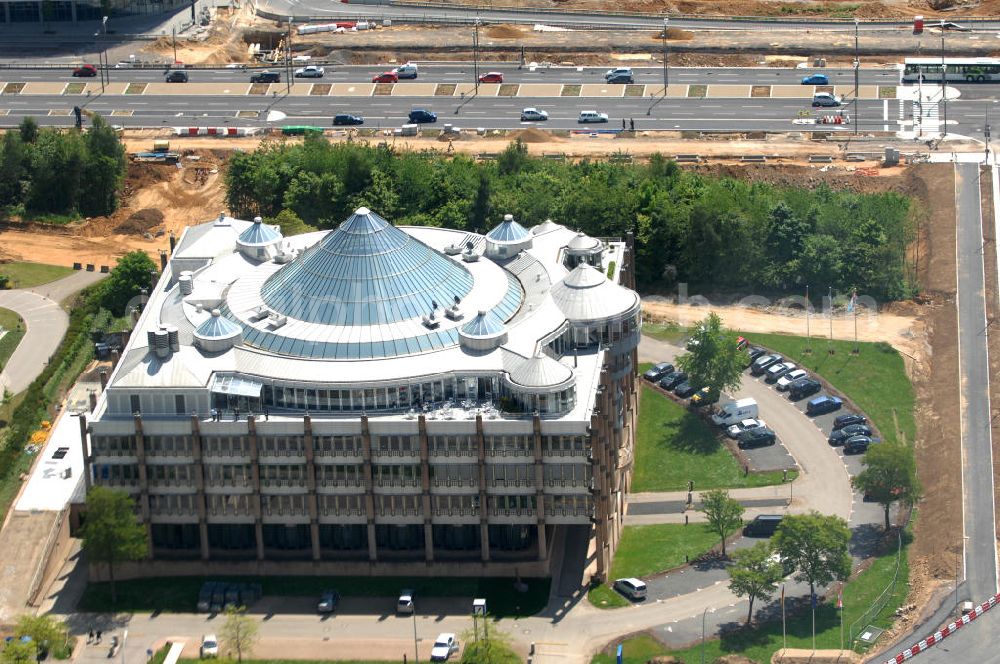 LUXEMBURG from above - Gebäude der Deutsche Bank Luxembourg S.A. 2, im Bankenviertel am Boulevard Konrad Adenauer im seit 1990 neu errichteten Stadtteil Kirchberg in L-1115 Luxembourg.