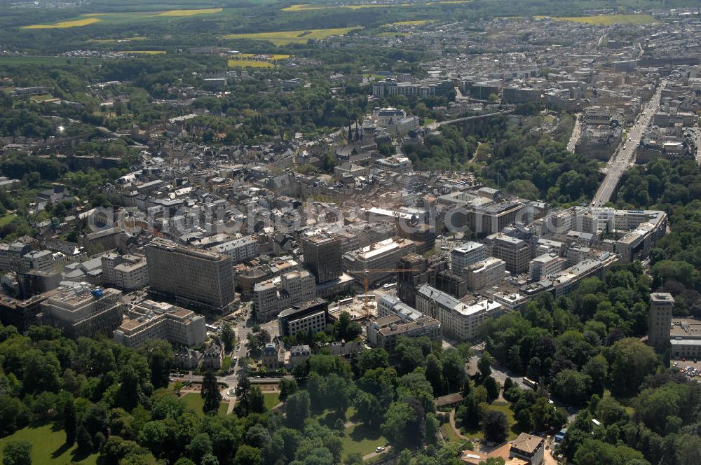 Aerial photograph LUXEMBURG - Die Stadt Luxemburg (frz. Luxembourg, lux. Lëtzebuerg) ist Hauptstadt und gleichzeitig die größte Stadt des Großherzogtums Luxemburg. Sie ist Verwaltungssitz des gleichnamigen Distrikts und Kantons. Luxemburg ist ein bedeutender Finanzplatz als zugleich dritter Regierungssitz der Europäischen Union.