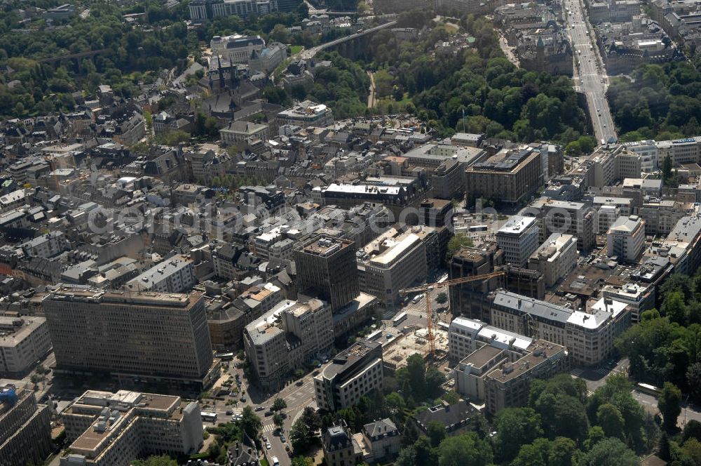 Aerial image LUXEMBURG - Die Stadt Luxemburg (frz. Luxembourg, lux. Lëtzebuerg) ist Hauptstadt und gleichzeitig die größte Stadt des Großherzogtums Luxemburg. Sie ist Verwaltungssitz des gleichnamigen Distrikts und Kantons. Luxemburg ist ein bedeutender Finanzplatz als zugleich dritter Regierungssitz der Europäischen Union.