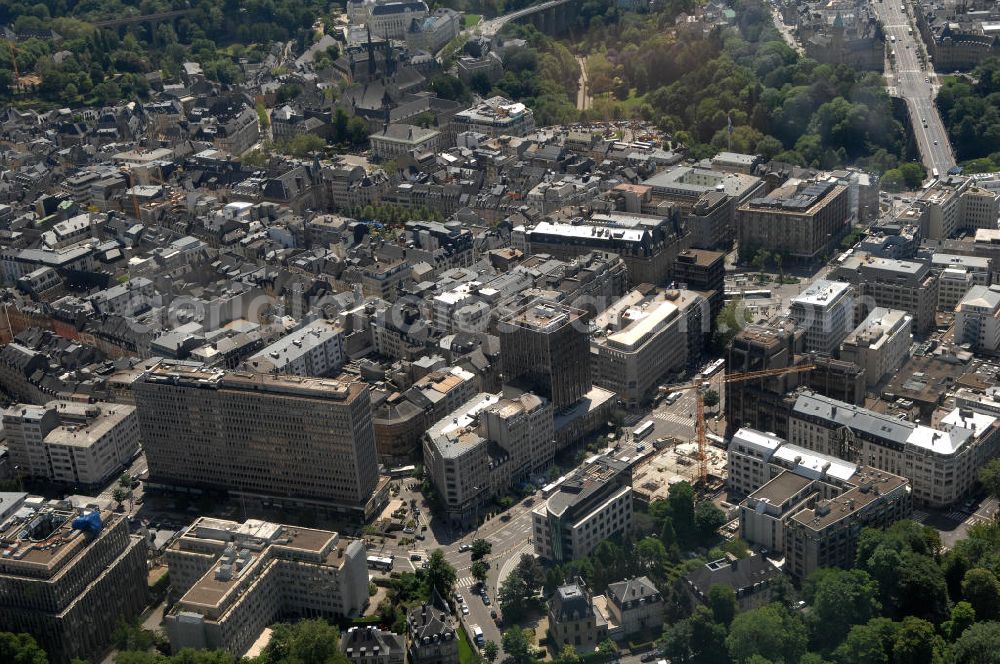 Aerial photograph LUXEMBURG - Die Stadt Luxemburg (frz. Luxembourg, lux. Lëtzebuerg) ist Hauptstadt und gleichzeitig die größte Stadt des Großherzogtums Luxemburg. Sie ist Verwaltungssitz des gleichnamigen Distrikts und Kantons. Luxemburg ist ein bedeutender Finanzplatz als zugleich dritter Regierungssitz der Europäischen Union.