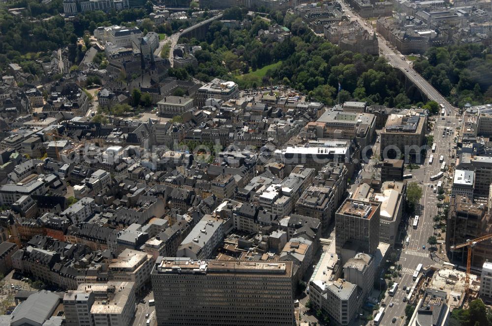 LUXEMBURG from above - Die Stadt Luxemburg (frz. Luxembourg, lux. Lëtzebuerg) ist Hauptstadt und gleichzeitig die größte Stadt des Großherzogtums Luxemburg. Sie ist Verwaltungssitz des gleichnamigen Distrikts und Kantons. Luxemburg ist ein bedeutender Finanzplatz als zugleich dritter Regierungssitz der Europäischen Union.