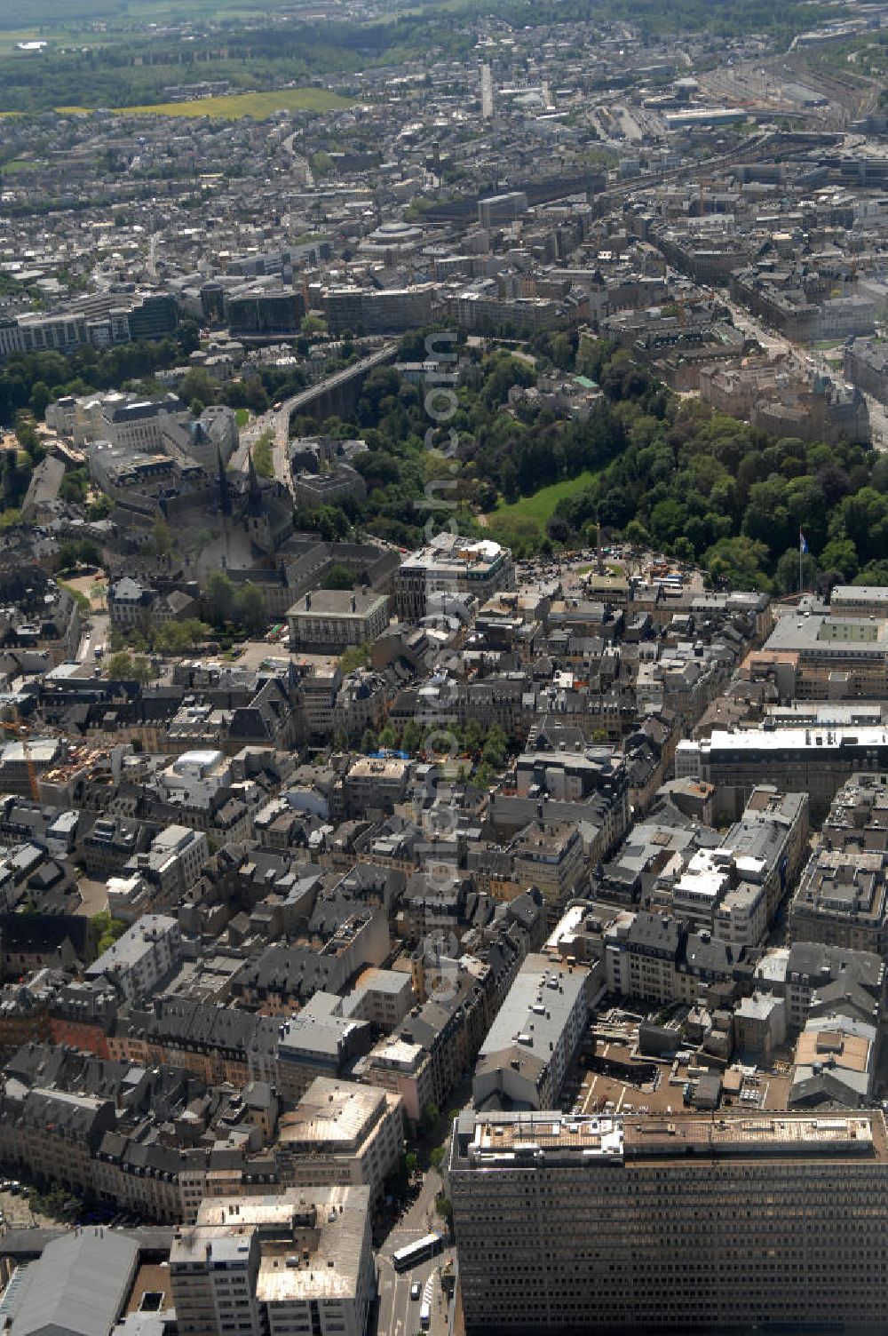 LUXEMBURG from the bird's eye view: Die Stadt Luxemburg (frz. Luxembourg, lux. Lëtzebuerg) ist Hauptstadt und gleichzeitig die größte Stadt des Großherzogtums Luxemburg. Sie ist Verwaltungssitz des gleichnamigen Distrikts und Kantons. Luxemburg ist ein bedeutender Finanzplatz als zugleich dritter Regierungssitz der Europäischen Union.