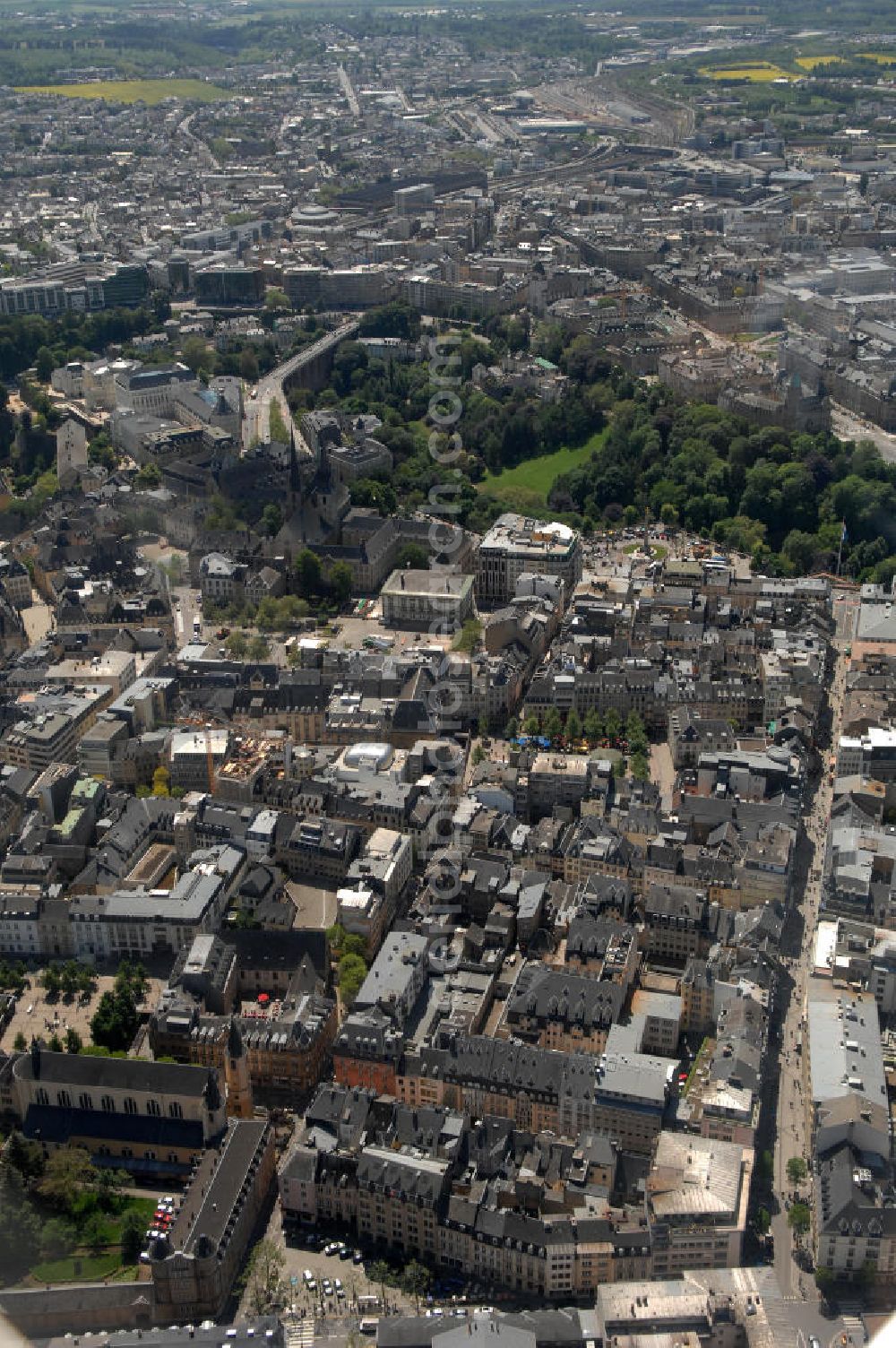 Aerial image LUXEMBURG - Die Stadt Luxemburg (frz. Luxembourg, lux. Lëtzebuerg) ist Hauptstadt und gleichzeitig die größte Stadt des Großherzogtums Luxemburg. Sie ist Verwaltungssitz des gleichnamigen Distrikts und Kantons. Luxemburg ist ein bedeutender Finanzplatz als zugleich dritter Regierungssitz der Europäischen Union.