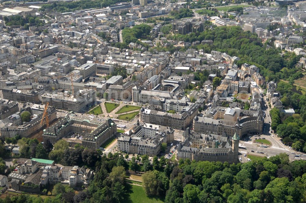 Luxemburg from above - Die Stadt Luxemburg (frz. Luxembourg, lux. Lëtzebuerg) ist Hauptstadt und gleichzeitig die größte Stadt des Großherzogtums Luxemburg. Sie ist Verwaltungssitz des gleichnamigen Distrikts und Kantons. Luxemburg ist ein bedeutender Finanzplatz als zugleich dritter Regierungssitz der Europäischen Union.