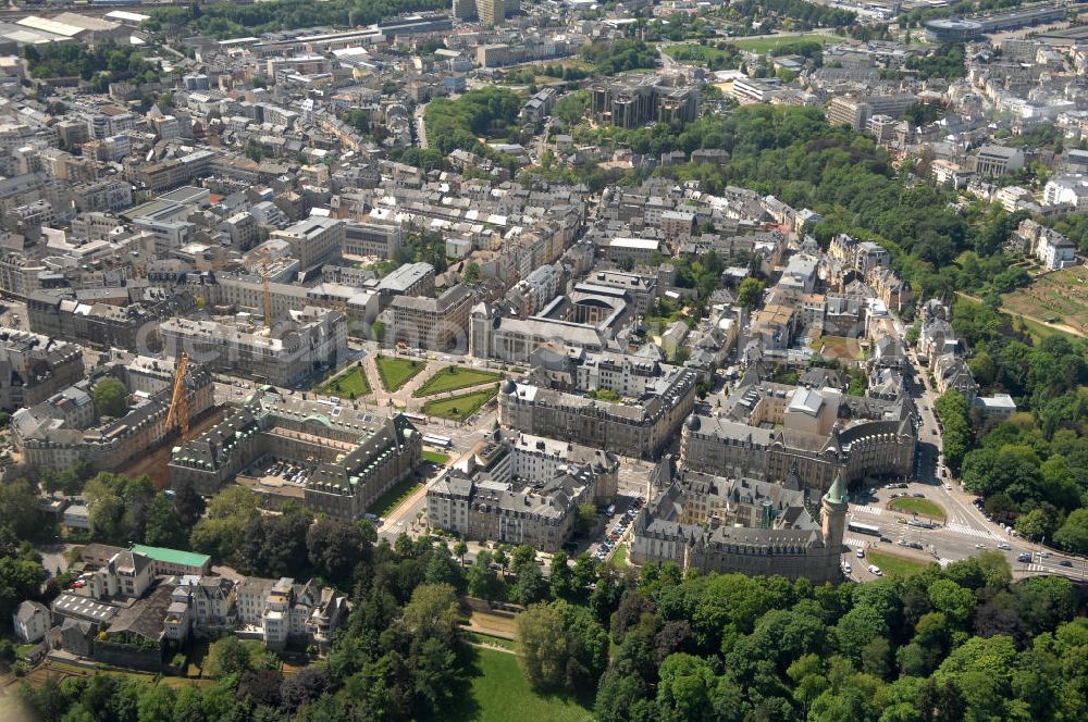 Luxemburg from the bird's eye view: Die Stadt Luxemburg (frz. Luxembourg, lux. Lëtzebuerg) ist Hauptstadt und gleichzeitig die größte Stadt des Großherzogtums Luxemburg. Sie ist Verwaltungssitz des gleichnamigen Distrikts und Kantons. Luxemburg ist ein bedeutender Finanzplatz als zugleich dritter Regierungssitz der Europäischen Union.