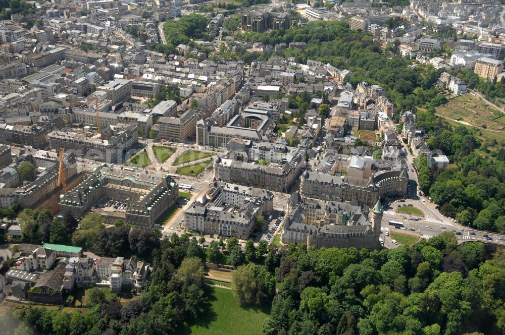 Aerial image Luxemburg - Die Stadt Luxemburg (frz. Luxembourg, lux. Lëtzebuerg) ist Hauptstadt und gleichzeitig die größte Stadt des Großherzogtums Luxemburg. Sie ist Verwaltungssitz des gleichnamigen Distrikts und Kantons. Luxemburg ist ein bedeutender Finanzplatz als zugleich dritter Regierungssitz der Europäischen Union.