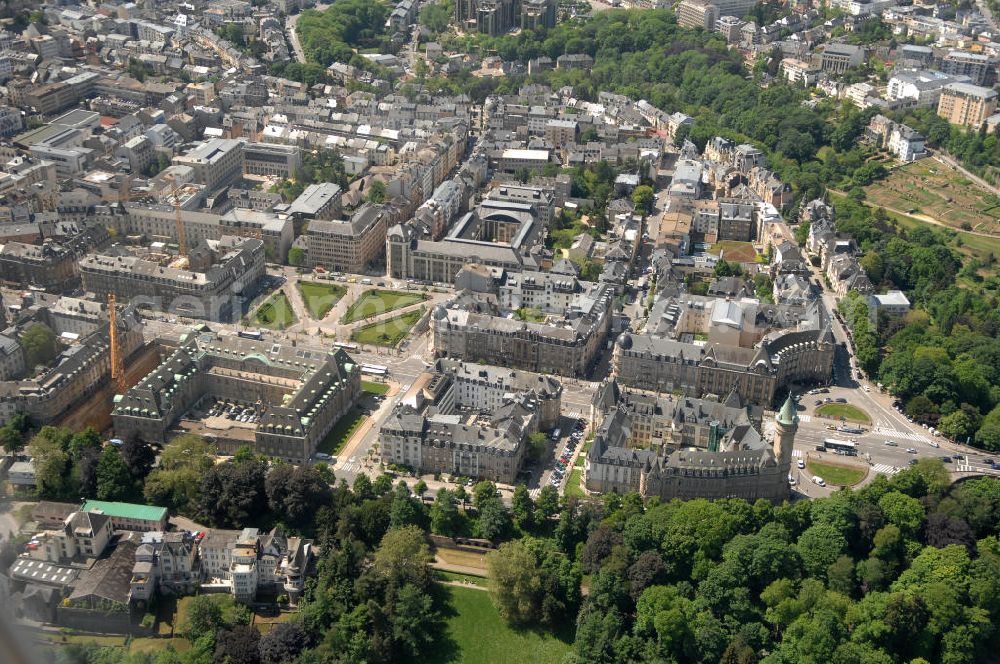 Aerial photograph Luxemburg - Die Stadt Luxemburg (frz. Luxembourg, lux. Lëtzebuerg) ist Hauptstadt und gleichzeitig die größte Stadt des Großherzogtums Luxemburg. Sie ist Verwaltungssitz des gleichnamigen Distrikts und Kantons. Luxemburg ist ein bedeutender Finanzplatz als zugleich dritter Regierungssitz der Europäischen Union.