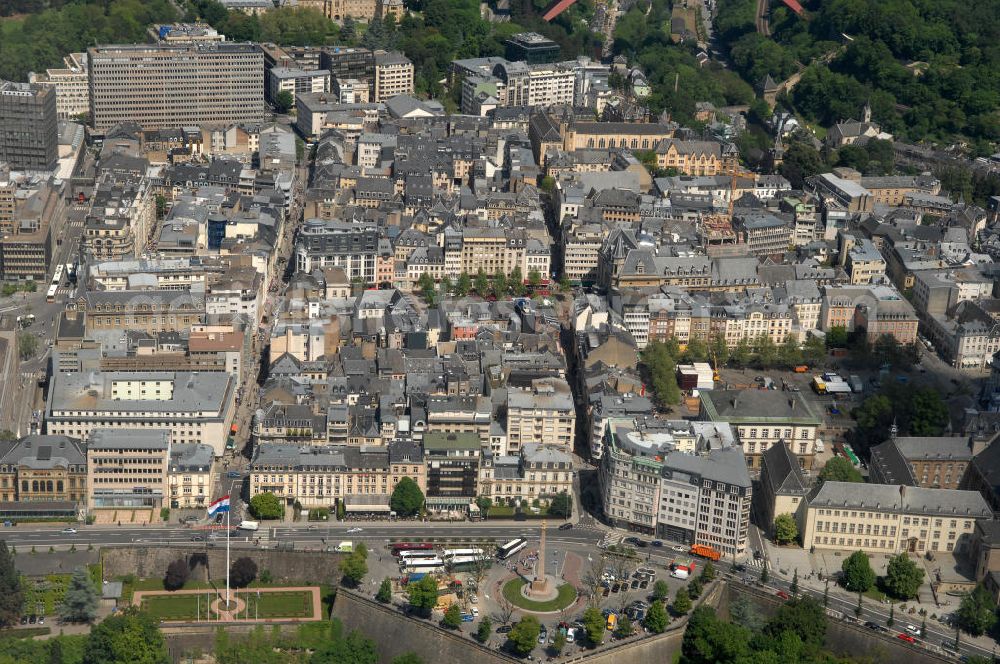 Luxemburg from above - Die Stadt Luxemburg (frz. Luxembourg, lux. Lëtzebuerg) ist Hauptstadt und gleichzeitig die größte Stadt des Großherzogtums Luxemburg. Sie ist Verwaltungssitz des gleichnamigen Distrikts und Kantons. Luxemburg ist ein bedeutender Finanzplatz als zugleich dritter Regierungssitz der Europäischen Union.