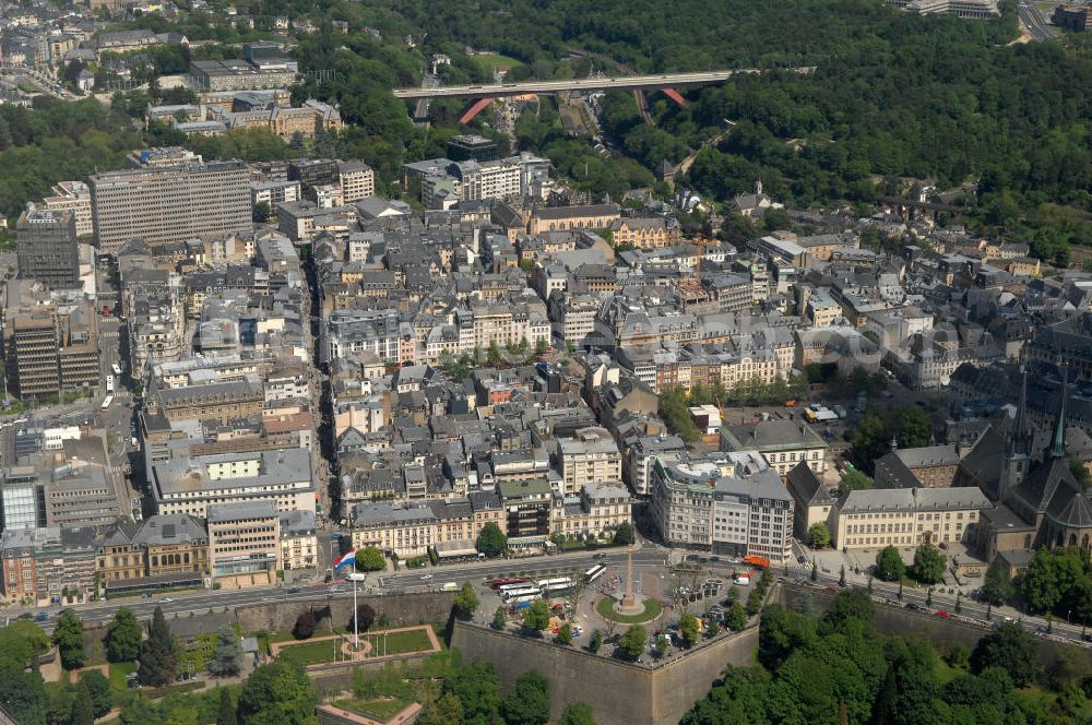 Aerial image Luxemburg - Die Stadt Luxemburg (frz. Luxembourg, lux. Lëtzebuerg) ist Hauptstadt und gleichzeitig die größte Stadt des Großherzogtums Luxemburg. Sie ist Verwaltungssitz des gleichnamigen Distrikts und Kantons. Luxemburg ist ein bedeutender Finanzplatz als zugleich dritter Regierungssitz der Europäischen Union.