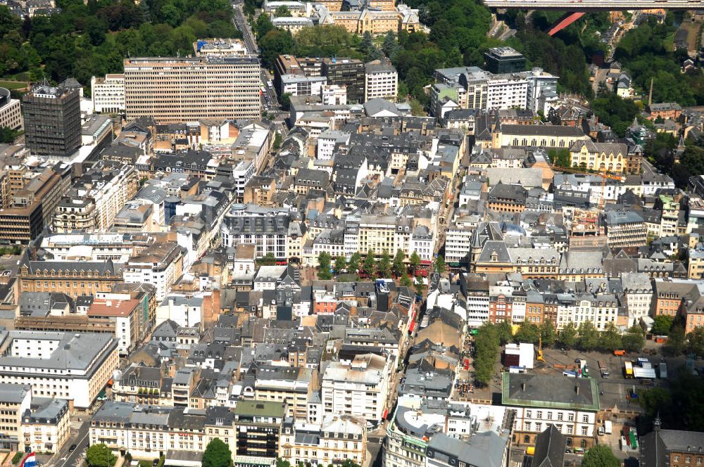 Aerial image Luxemburg - Die Stadt Luxemburg (frz. Luxembourg, lux. Lëtzebuerg) ist Hauptstadt und gleichzeitig die größte Stadt des Großherzogtums Luxemburg. Sie ist Verwaltungssitz des gleichnamigen Distrikts und Kantons. Luxemburg ist ein bedeutender Finanzplatz als zugleich dritter Regierungssitz der Europäischen Union.