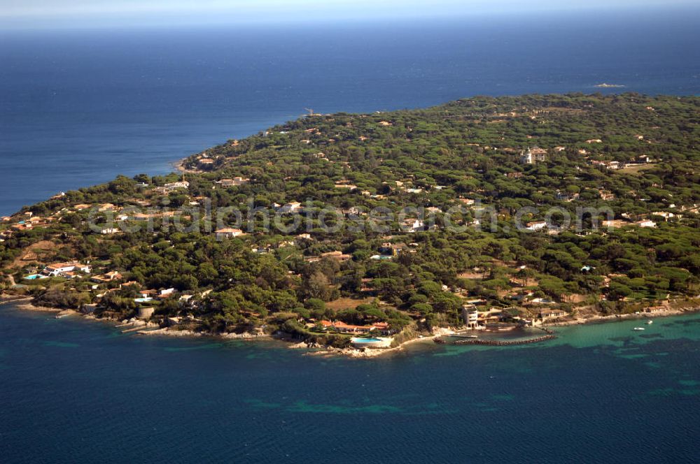 Saint-Tropez from above - Blick auf luxuriöse Villen bei Saint-Tropez an der Cote d' Azur in Frankreich.