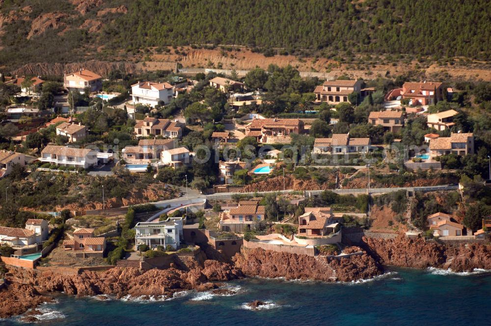 Aerial image Agay - Blick auf luxuriöse Villen in der Esterel-Region bei Agay an der Cote d' Azur in Frankreich. Dazwischen verläuft die Corniche d' Or und dahinter der französische Hochgeschwindigkeitszug TGV.